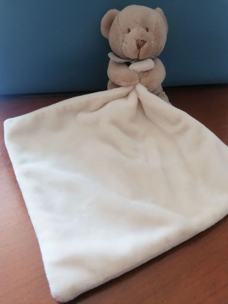 Doudou ourson tenant son mouchoir doudou et compagnie 